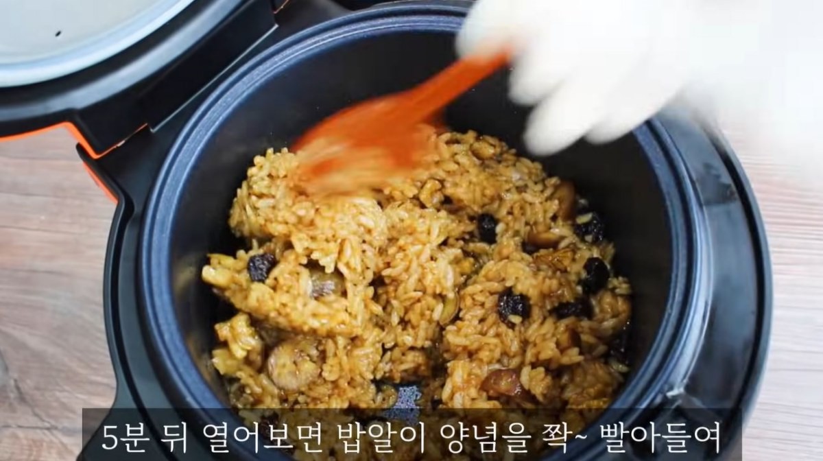 5분 뒤 양념과 잘 섞여 완성된 '약밥'의 모습. / 유튜브 채널 '집밥 korean home cooking'