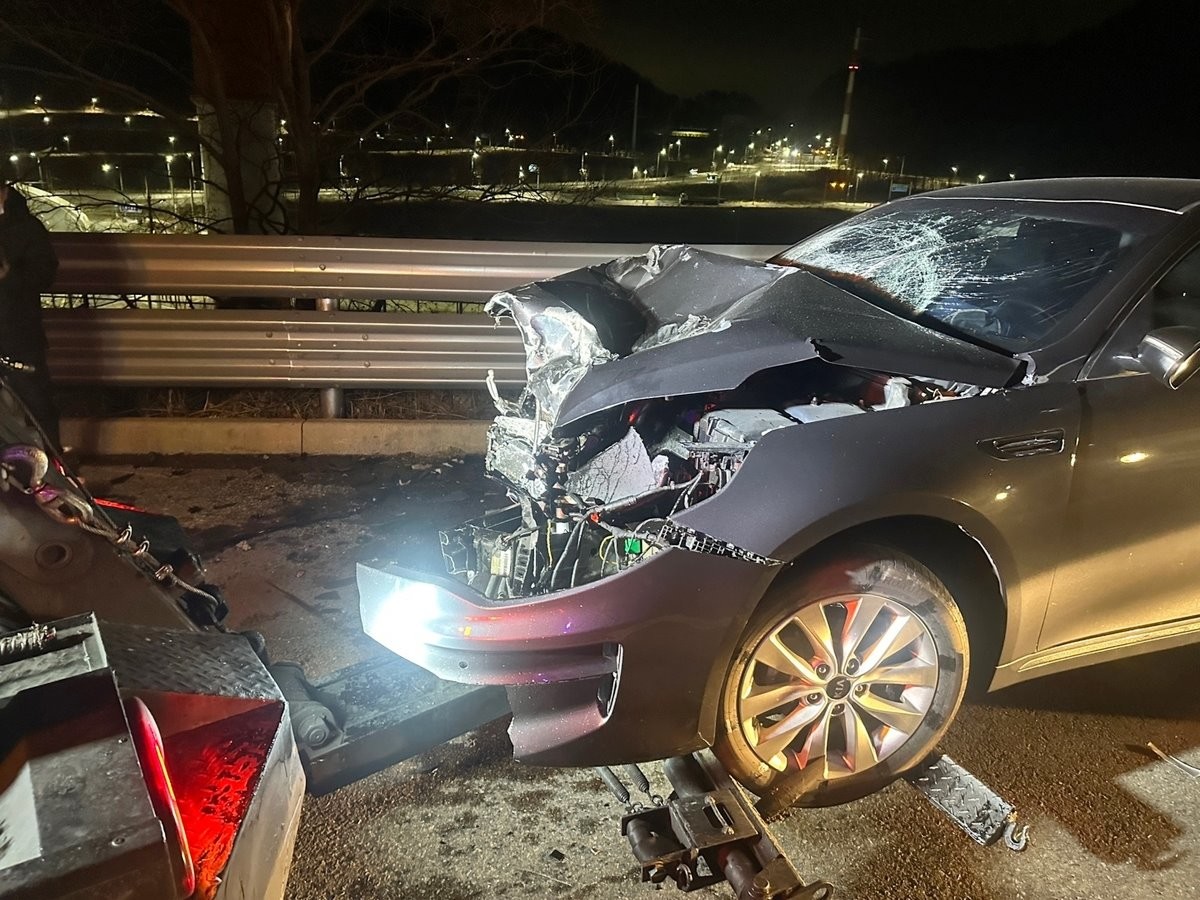 사고 차량 모습.     경부고속도로에서 추돌사고가 발생해 운전자 1명이 사망했다. 7일 오전 4시 2분쯤 경남 양산시 경부고속도로 서울 방향 3차로에서 70대 운전자 A 씨가 몰던 승용차가 앞서가던 화물차를 들이받는 사고가 났다. / 부산경찰청 제공-연합뉴스