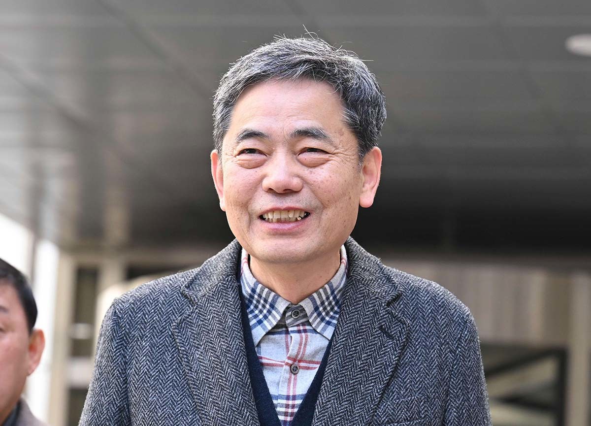 곽상도 전 국민의힘 의원이 6일 서울 서초구 서울중앙지방법원에서 열린 범죄수익은닉규제법 위반 혐의 1심 선고 공판 후 법원을 나서며 취재진의 질문에 답하고 있다. 곽 전 의원은 대장동 개발업자 김만배 씨로부터 받은 50억 원을 아들의 퇴직금과 성과급으로 가장, 은닉한 혐의를 받았으나 이날 공소기각을 판결 받았다. 특정범죄가중처벌법상 뇌물·범죄수익은닉 혐의를 받는 아들 병채 씨는 무죄를 선고 받았다. / 뉴스1 (공동취재)