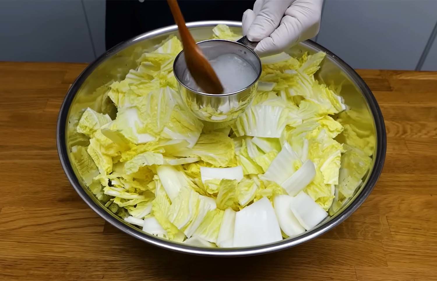 나박감치를 만들기 위해 배추를 절이는 모습. / '김대석 셰프TV'