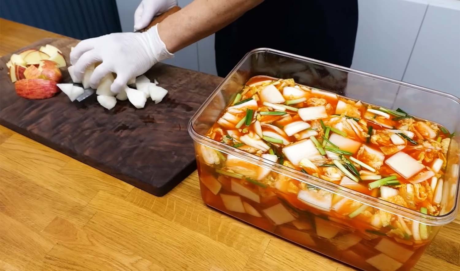 나박감치를 만들 때 과일은 사흘간 숙한 뒤에 넣어야 한다. / '김대석 셰프TV'