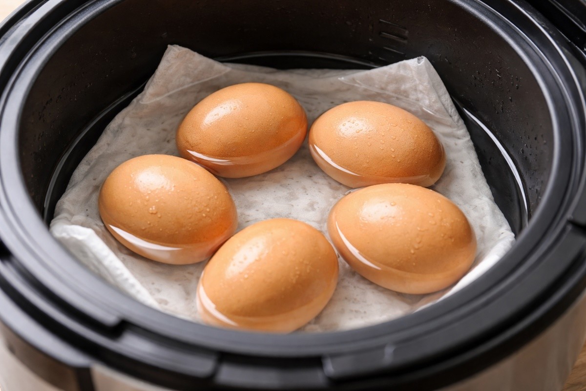 전기밥솥에 계란을 넣은 모습. 기사 이해를 돕기 위해 AI를 활용해 제작한 자료 사진입니다. 실제 모습과 다소 차이가 있을 수 있습니다.