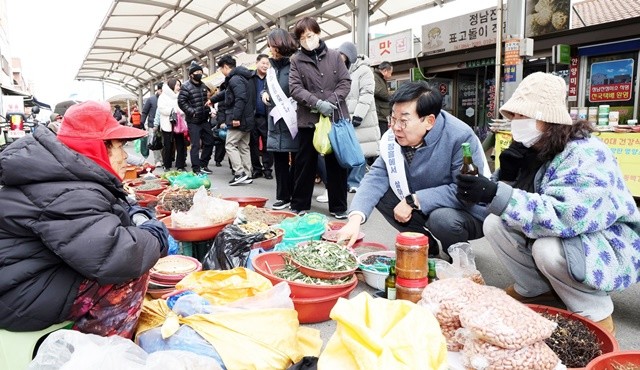 김성 장흥군수가 정남진 장흥토요시장에서 제수용품을 구입하고 있다.