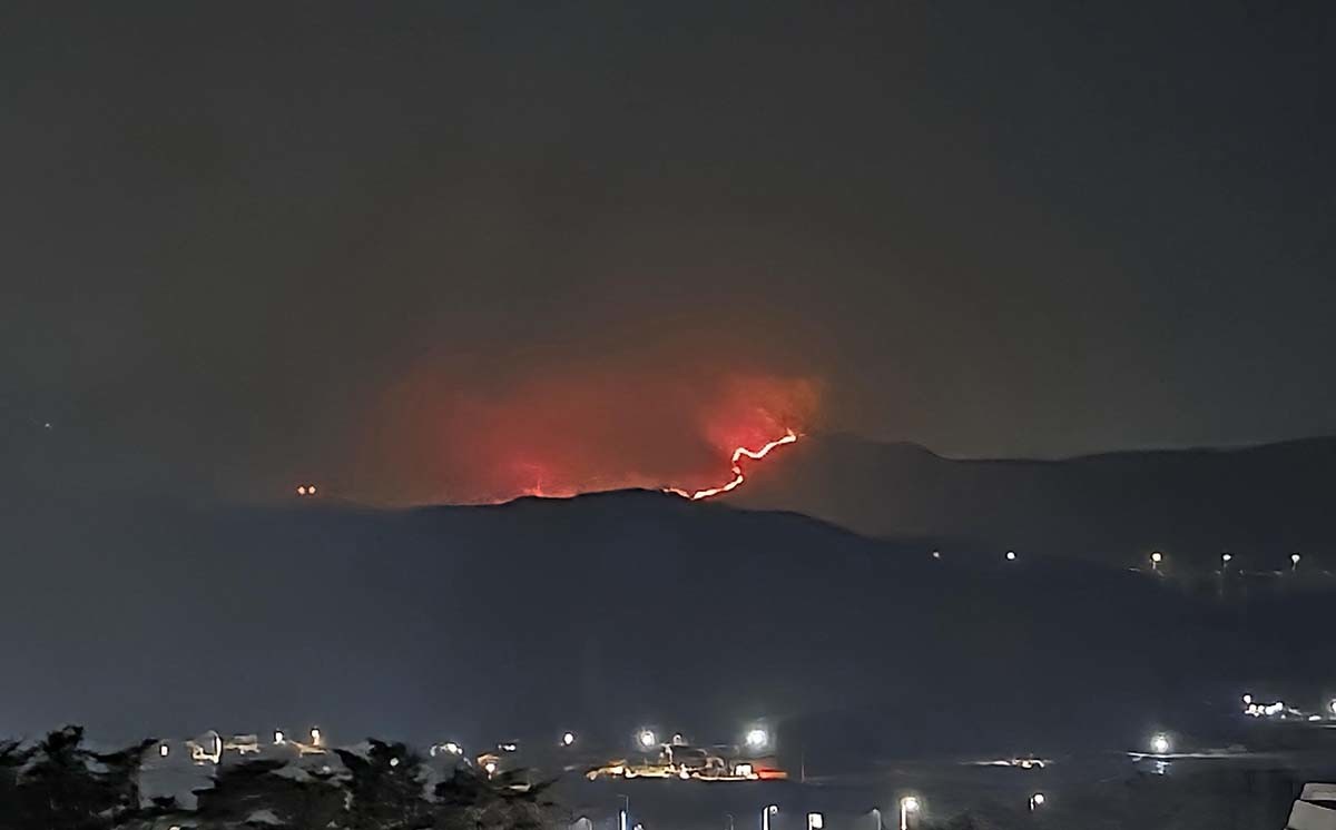 7일 오후 9시 40분쯤 경북 경주시 문무대왕면 입천리 산 20번지 일원에서 발생한 산불이 확산되고 있다. / 뉴스1(독자제공)