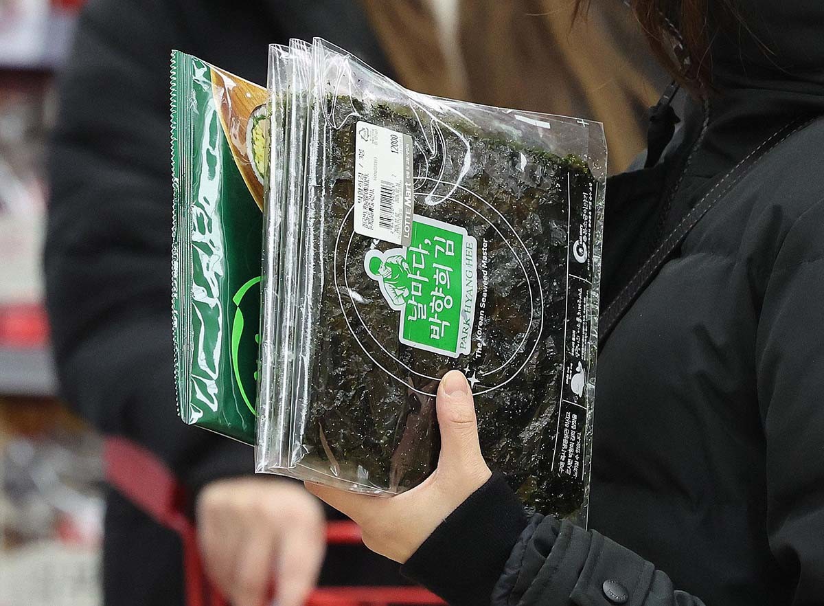 2일 서울의 한 대형마트에서 외국인관광객이 김을 구입하고 있다. 이날 한국농수산식품유통공사 가격정보에 따르면 마른김(중품) 평균 소매가격은 지난 1월 하순 기준 10장당 1515원이었다.  / 뉴스1