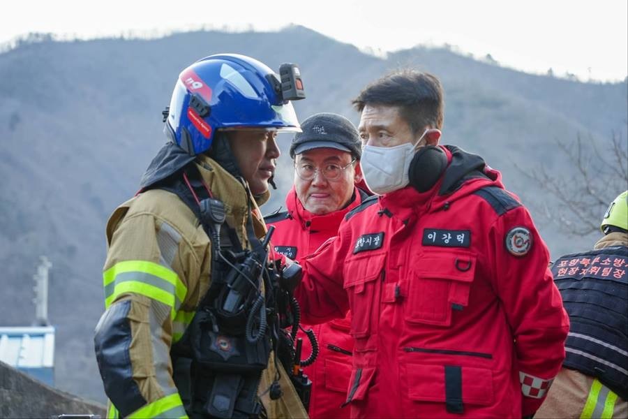 이강덕 포항시장 8일 새벽 죽장면 산불현장 지휘 모습/이하 이강덕 SNS 캡처