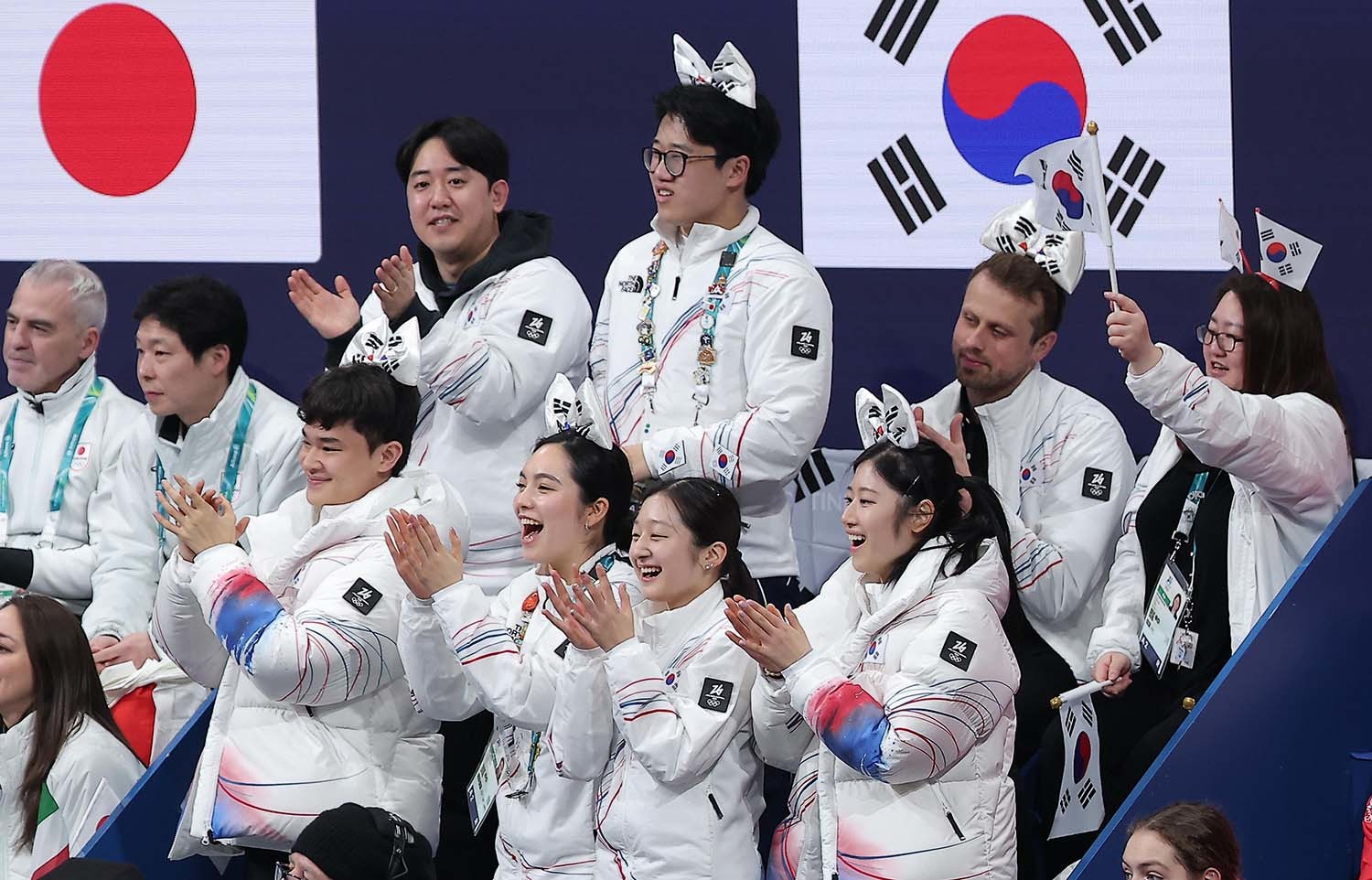 대한민국 피겨 대표팀이 7일(현지시각) 이탈리아 밀라노 아이스 스케이팅 아레나에서 열린 2026 밀라노·코르티나담페초 동계올림픽 피겨 스케이팅 팀 이벤트(단체전) 남자 싱글 쇼트 프로그램에서 연기를 펼친 차준환에게 박수를 보내고 있다. / 뉴스1