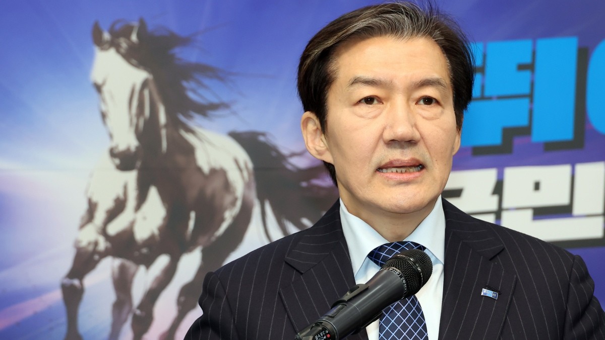 조국 조국혁신당 대표가 8일 국회에서 기자간담회를 열고 합당을 제안한 더불어민주당을 향해 '설 연휴가 시작되는 13일 전에 민주당의 공식 입장을 결정해달라'고 촉구하고 있다. / 연합뉴스