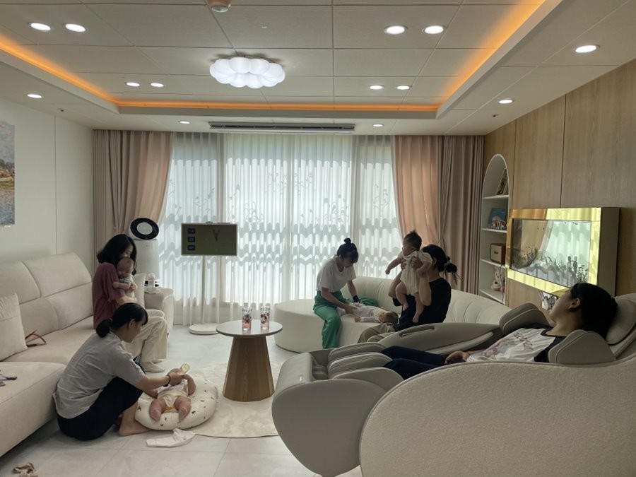 유아보호자들이 구미 고아읍에 위치한 문성서희공동육아나눔터에서 영유아들을 돌보고 있다. / 구미시 제공