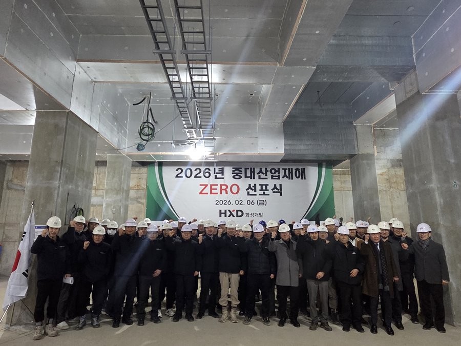 HXD화성개발 임직원들이 지난 6일 2026년 중대재해 ‘ZERO’ 선포식 이후 기념촬영을 하고 있다.  /  HXD화성개발 제공