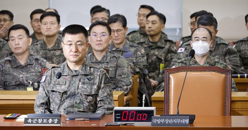 계엄군의 국회 진입 과정에서 윤석열 전 대통령에게 직접 전화를 받았다고 밝힌 이진우 수도방위사령관(왼쪽)과 곽종근 특전사령관, 박안수 육군참모총장(전 계엄사령관) 등이 서울 여의도 국회 국방위원회에서 열린 계엄 관련 긴급 현안질의에 출석해 있다. 2014년 찍힌 사진. / 뉴스1