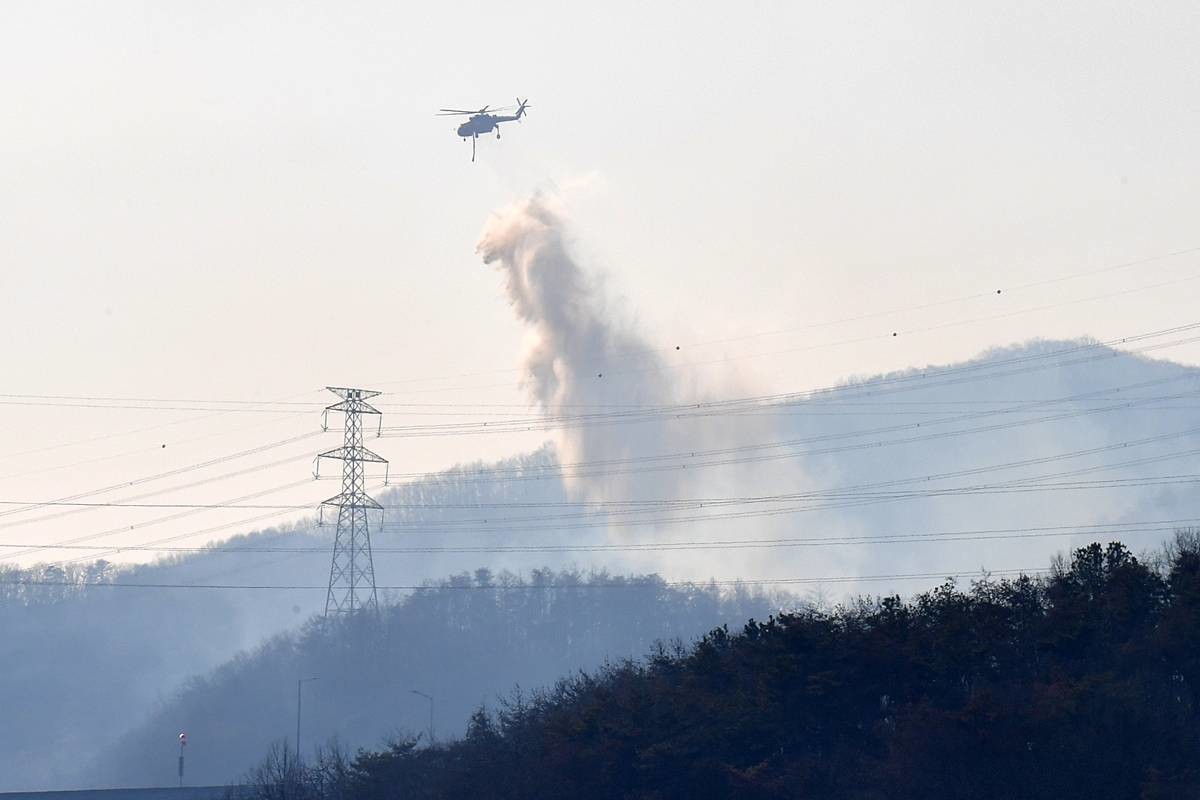 8일 오후 경북 경주시 문무대왕면 입천리에서 발생한 산불이 강풍을 타고 확산되고 있는 가운데 산림청 초대형 핼기(S-64)가 진화 작업을 벌이고 있다. 이날 오후 정부는 신속한 진화를 위해 국가소방동원령을 발령했다 / 뉴스1