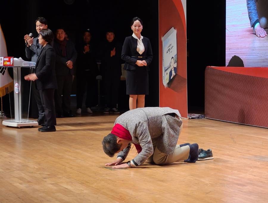 김학홍 출마예정자의 큰절 인사