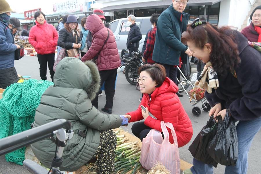 김정재 국회의원이 지난 6일 장날을 맞은 청하공진시장을 찾아 시장상인과 인사를 나누고 있다./김정재 의원실