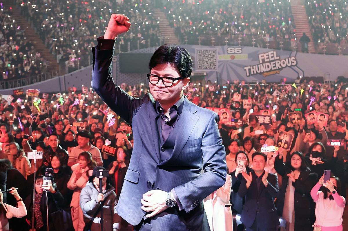 한동훈 전 국민의힘 대표가 8일 서울 송파구 잠실실내체육관에서 열린 자신의 토크콘서트에 참석하며 주먹을 쥐어보이고 있다 / 뉴스1