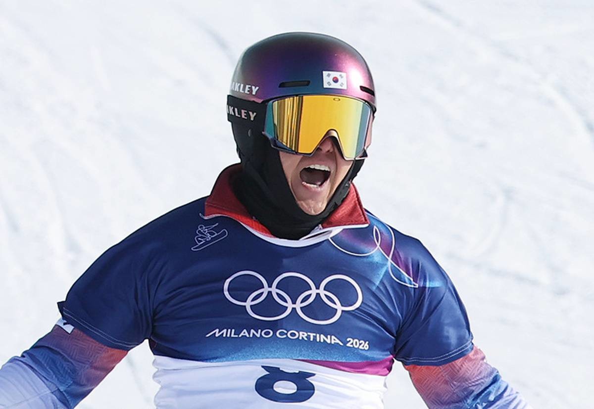 스노보드 김상겸이 8일(현지시간) 이탈리아 리비뇨의 스노파크에서 열린 2026 밀라노·코르티나담페초 동계올림픽 스노보드 남자 평행 대회전 4강전에서 결승 진출을 확정지은 뒤 기뻐하고 있다 / 뉴스1