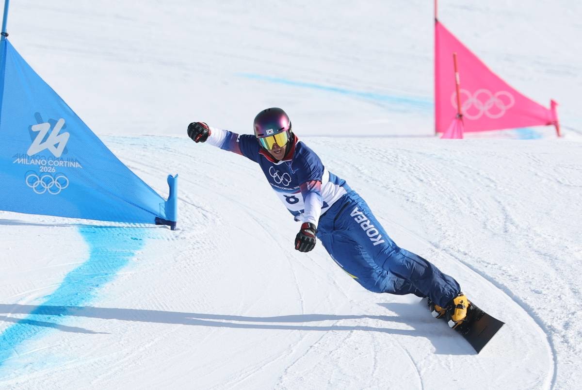 스노보드 김상겸이 8일(현지시간) 이탈리아 리비뇨의 스노파크에서 열린 2026 밀라노·코르티나담페초 동계올림픽 스노보드 남자 평행 대회전 4강전에서 질주하고 있다 / 뉴스1