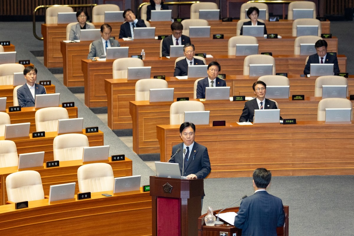 지난해 대정부 질문 당시 김영훈 고용노동부 장관이 서울 여의도 국회에서 열린 제429회 국회(정기회) 제8차 본회의에서 박홍배 더불어민주당 의원의 교육·사회·문화에 관한 질문에 답하고 있다. / 뉴스1