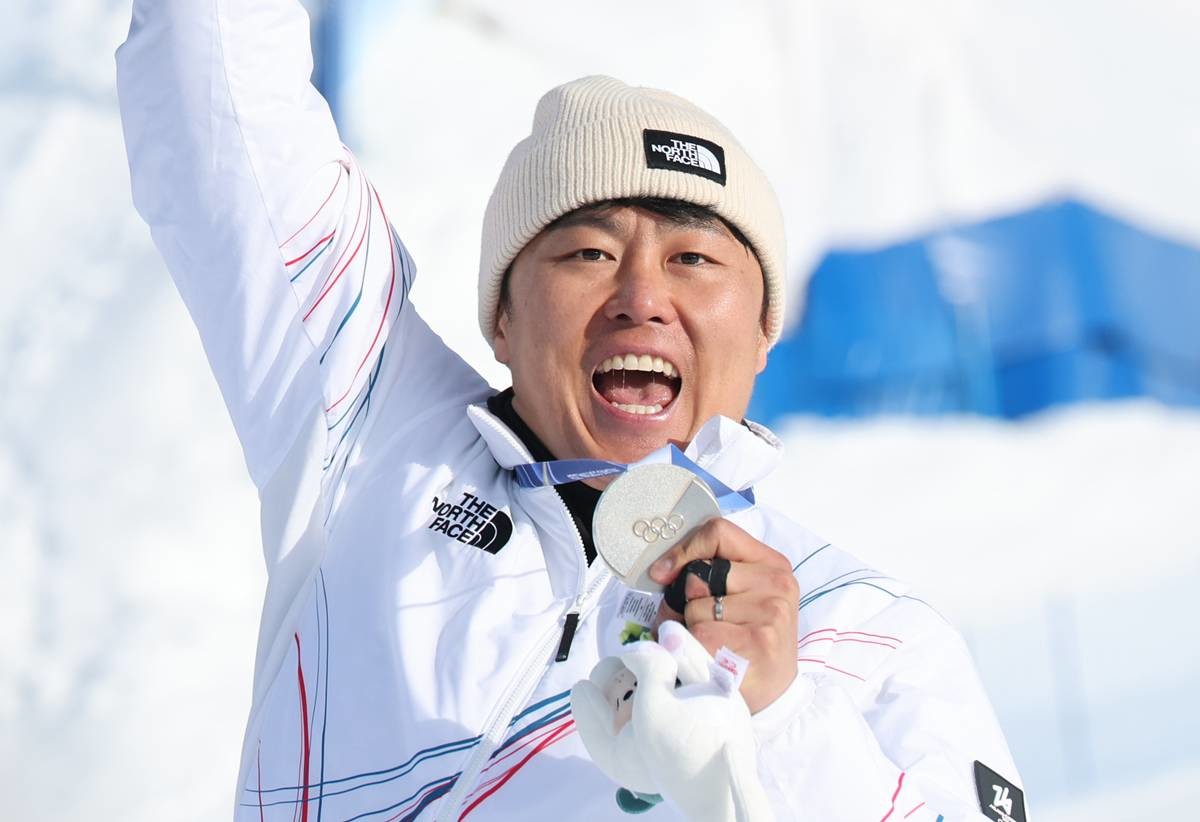 스노보드 남자 평행 대회전 은메달을 확보한 김상겸이 8일(현지시간) 이탈리아 리비뇨의 스노파크에서 열린 2026 밀라노·코르티나담페초 동계올림픽 스노보드 남자 평행 대회전 시상식에서 기뻐하고 있다 / 뉴스1