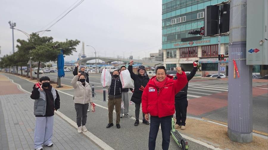 안승대 포항시장 출마예정자는 지난 2월 7일 새벽 영일대해변에서 지지자들과 함께 환경정화활동을 펼쳤다./안승대 제공