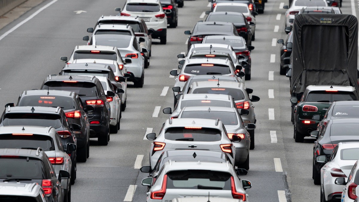 서울 서초구 잠원IC 부근에서 경부고속도로 하행선 방향에 차량이 정체되고 있다. 기사의 이해를 돕기 위한 사진 / 뉴스1