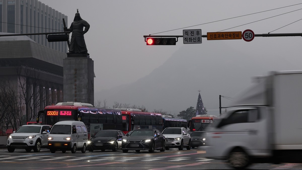 겨울비가 내려 도심에서 전조등을 켠 자동차들이 주행하고 있다. 기사의 이해를 돕기 위한 사진 / 뉴스1