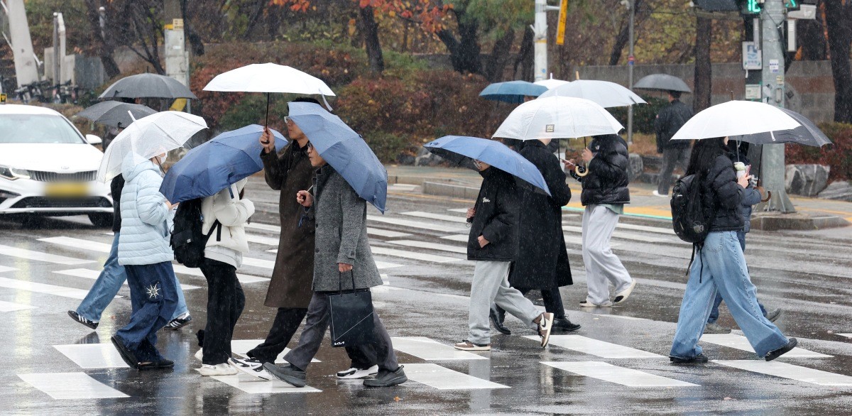 시민들과 학생들이 우산을 쓰고 지나가고 있다. 기사의 이해를 돕기 위한 사진 / 뉴스1 / 뉴스1