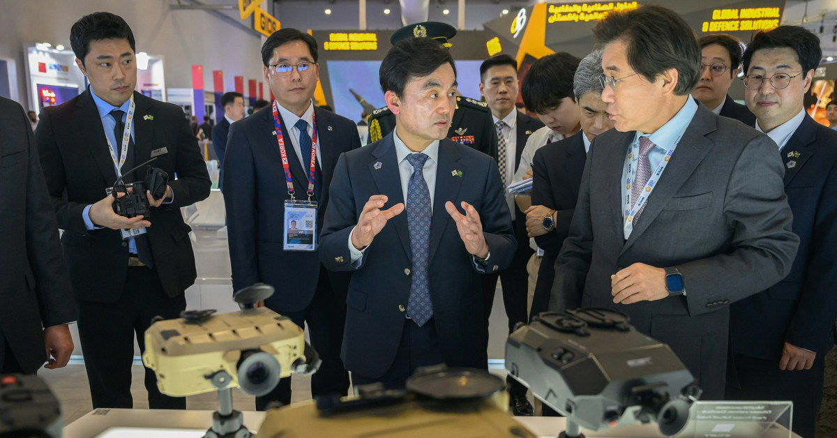 안규백 국방부장관이 사우디아라비아 수도 리야드에서 열린 2026 세계방산전시회에서 한국 방산업체 전시 부스를 둘러보고 있다. / 뉴스1
