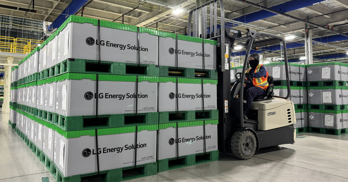 넥스트스타 에너지 공장에서 ESS 제품 출하되는 모습 / LG 에너지솔루션 뉴스룸