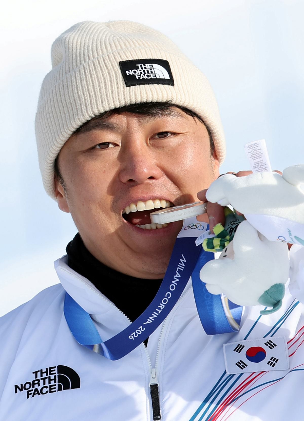 값진 은메달 목에 건 스노보드 김상겸. / 뉴스1