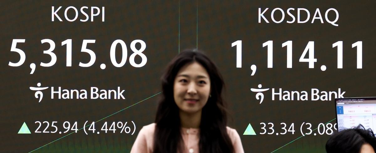 코스피가 상승 출발한 9일 서울 중구 하나은행 본점 딜링룸 전광판에 증시 시황이 표시되어 있다.  / 뉴스1