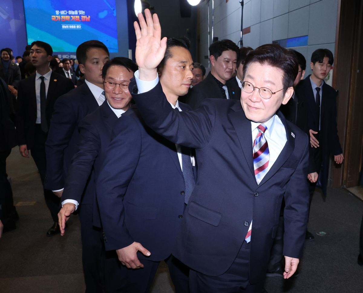 이재명 대통령이 지난 6일 창원 성산구 창원컨벤션센터에서 열린 '경남의 마음을 듣다' 타운홀미팅 간담회를 마친 후 참석자들을 향해 인사하며 이석하고 있다. / 청와대통신사진기자단-뉴스1