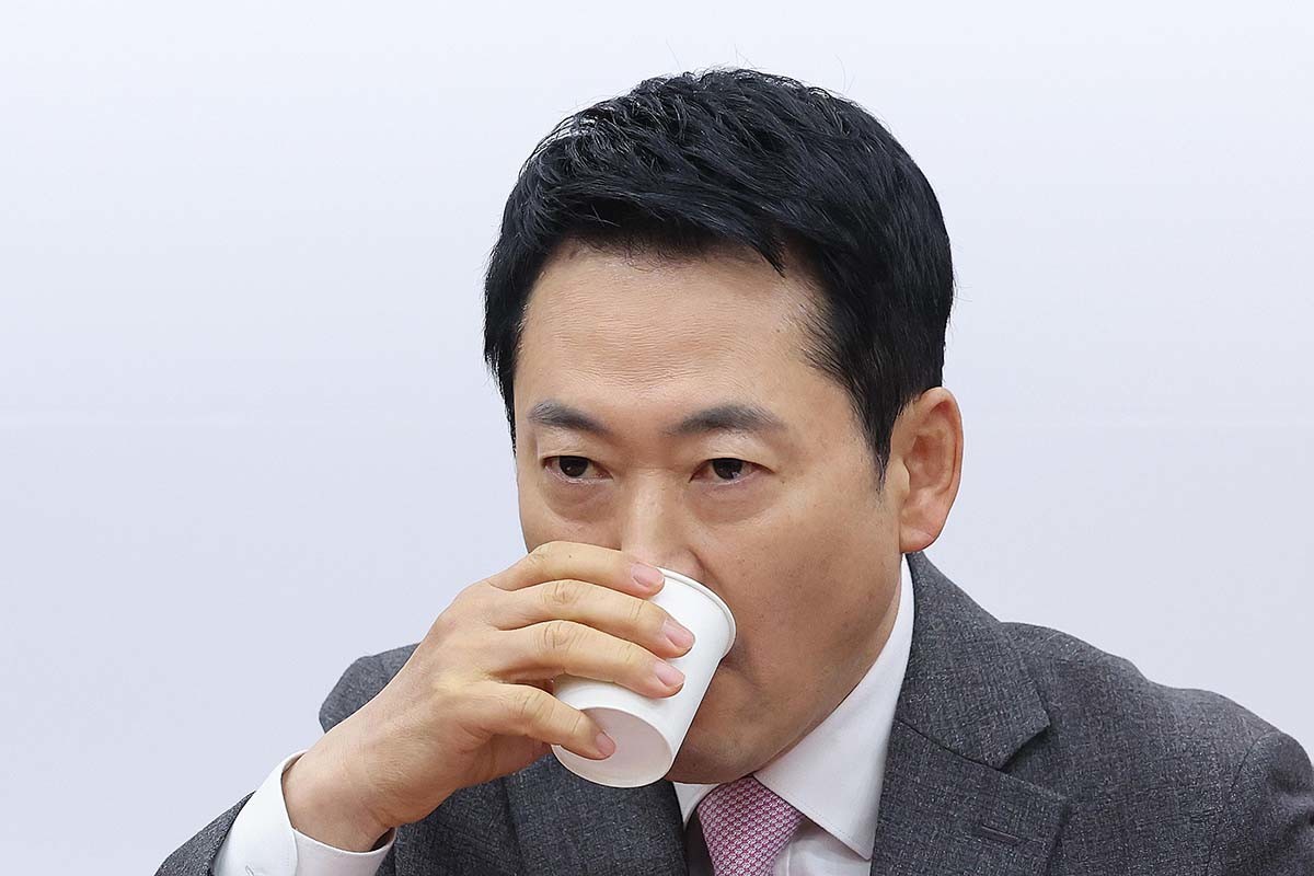 장동혁 국민의힘 대표가 9일 서울 여의도 국회에서 열린 최고위원회의에서 목을 축이고 있다. / 뉴스1