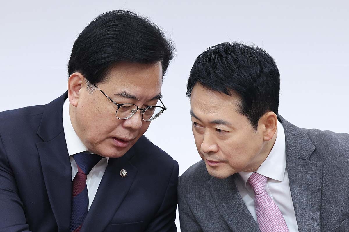 장동혁 국민의힘 대표와 송언석 원내대표가 9일 서울 여의도 국회에서 열린 최고위원회의에서 대화하고 있다. / 뉴스1