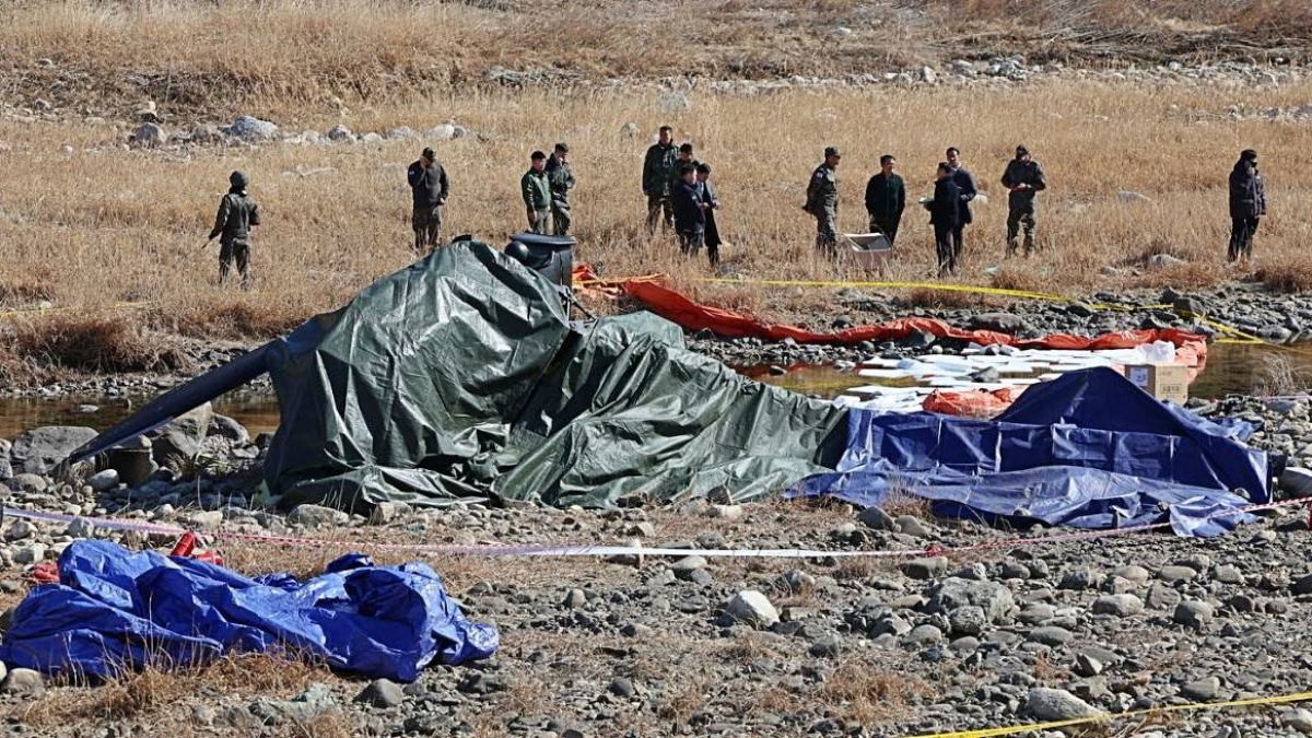 9일 경기 가평군 조정면 현리 군 헬기(코브라 AH-1S)가 추락한 현장에서 관계자들이 사고를 수습하고 있다. / 뉴스1