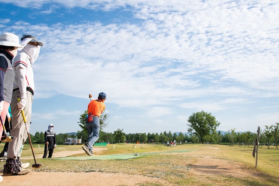 골프 동호인들이 구미파크골프장에서 골프를 즐기고 있다.  / 구미시 제공