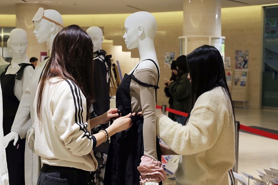 글로벌 패션마케팅&패션테크 성과교류전시회에 참여한 학생들이 일본 고베패션뮤지엄에서 전시를 준비하고 있다. / 계명대학교 제공