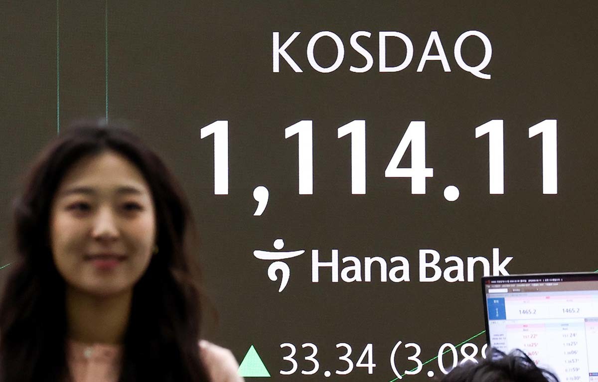 코스피·코스닥이 상승 출발한 9일 서울 중구 하나은행 본점 딜링룸 전광판에 증시 시황이 표시돼 있다. / 뉴스1