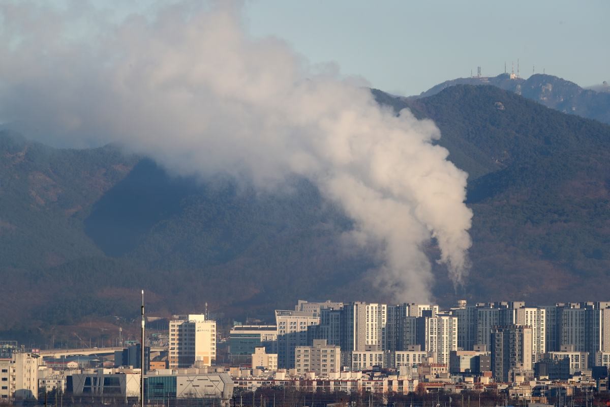 굼내 한 난방업체의 열 공급설비가 가동되자 굴뚝에서 발생한 수증기가 연기처럼 피어오르고 있는 모습. 자료사진. / 뉴스1