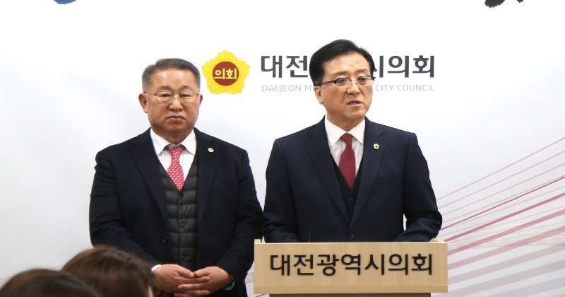 조원휘 대전시의회 의장(오른쪽)과 이한영 의원(왼쪽)이 9일 대전시의회 기자실에서 기자회견을 열고 임시회 소집 절차 논란과 관련해 “적법한 절차에 따른 것”이라며 더불어민주당 측의 ‘원천 무효’ 주장을 반박하고 있다./사진=김지연 기자