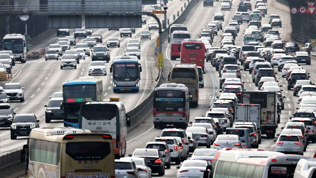 극심한 정체 빚는 고속도로 귀경길. 기사의 이해를 돕기 위한 사진 / 뉴스1