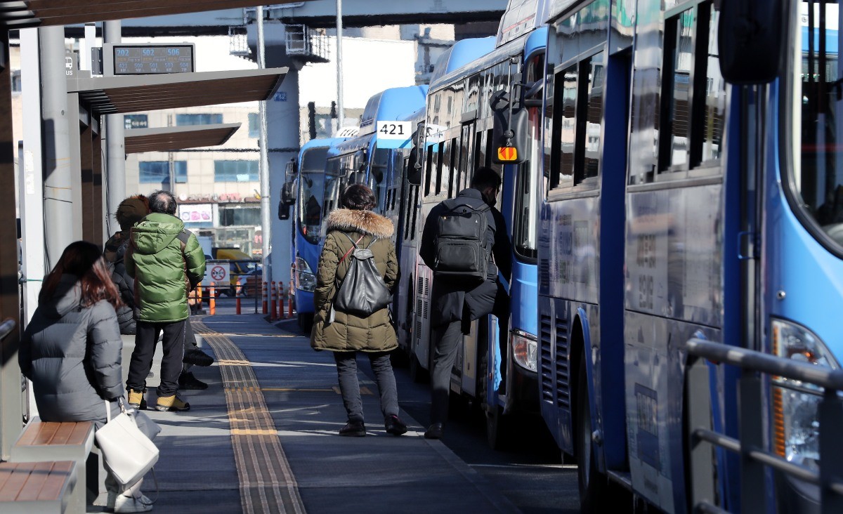 서울 중구 서울역버스종합환승센터에서 시민들이 버스를 기다리고 있다. 기사의 이해를 돕기 위한 사진 / 뉴스1
