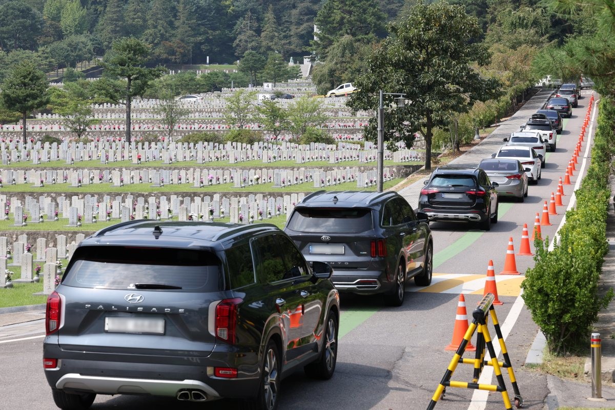 성묘 차량으로 붐비는 현충원. 기사의 이해를 돕기 위한 사진 / 뉴스1