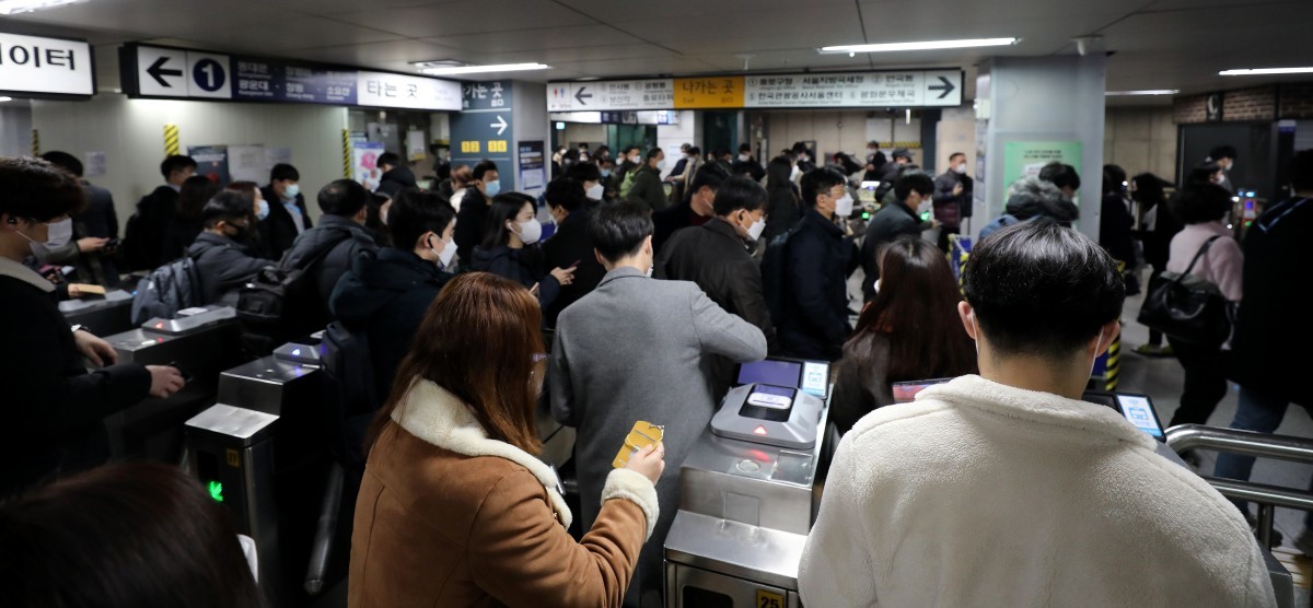 시민들이  지하철을 이용하고 있다. 기사의 이해를 돕기 위한 사진 / 뉴스1