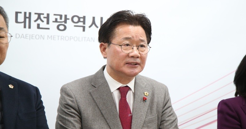 9일 대전시의회 대전·충남 행정 통합 특별 위원회 이재경 위원장이 기자 회견을 열고 더불어민주당의 충남·대전 통합 특별법을 종속적 흡수 통합법으로 규정하고 반대하고 있다./사진=김지연 기자