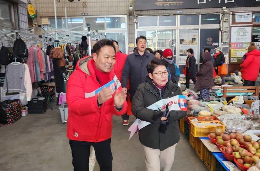 김학홍 문경시장 출마예정자가 임이자 국회의원과 전통시장을 방문하고 있다/김학홍 제공
