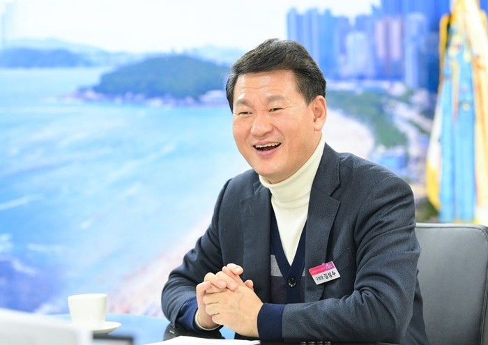 김성수 해운대구청장은 2026년 구정을 맞아 2월 9일 오후 본지 이메일 인터뷰에서 “그동안 준비해 온 변화가 결실을 이루는 해가 될 것”이라며 “보여주기식 성과가 아니라 주민이 실제로 삶이 나아졌다고 느끼는 변화를 결과로 보답하겠다”고 밝혔다.  / 사진제공=해운대구