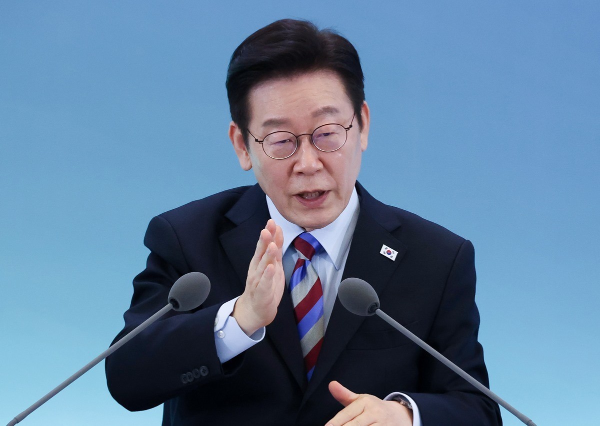 이재명 대통령 자료 사진. 이 대통령은 '서울 시내 아파트 4만 2500세대가 적은 물량은 결코 아니'라며 등록임대주택의 다주택 양도세를 중과할 경우 일정한 부동산 시장 안정 효과를 기대할 수 있다고 밝혔다. 이 대통령은 10일 엑스(옛 트위터)에 '임대주택 제도를 도마 위에 올린 이 대통령의 발언에 임대 사업자들이 술렁이고 있다'라는 내용의 언론 기사를 첨부하며 이렇게 말했다. / 뉴스1