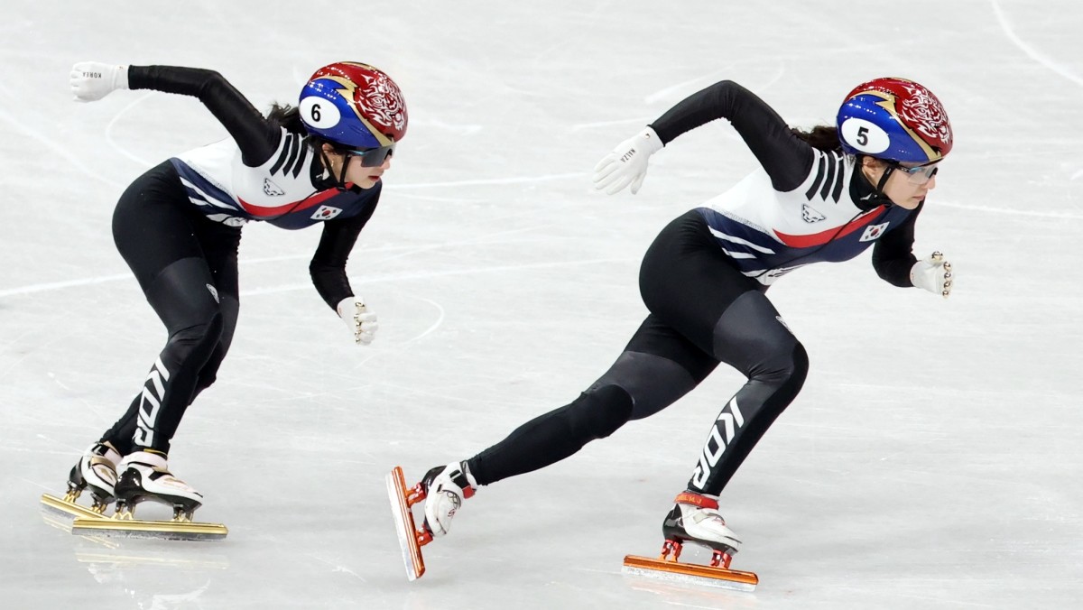 쇼트트랙 대표팀의 김길리와 최민정(오른쪽)이 9일(현지시간) 이탈리아 밀라노 아이스 스케이팅 아레나에서 공식 훈련을 하고 있다. / 뉴스1