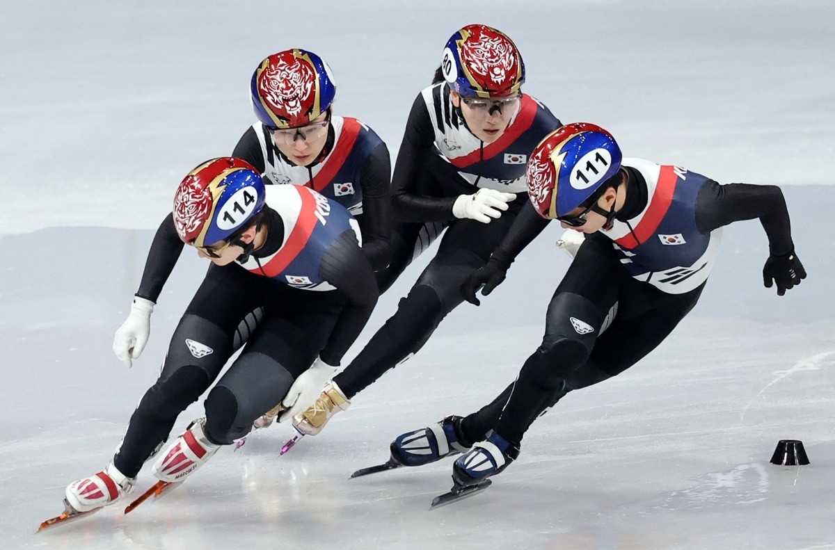 쇼트트랙 대표팀 선수들이 9일(현지시간) 이탈리아 밀라노 아이스 스케이팅 아레나에서 혼성계주 훈련을 하고 있다. / 뉴스1